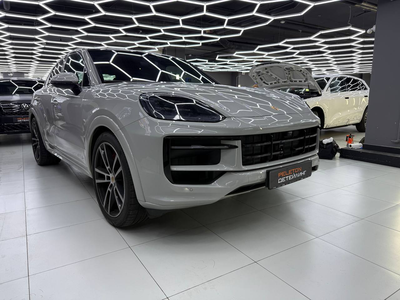 Оклейка Porsche Cayenne GTS в полиуретановую пленку 230 мкм: максимальная защита для максимального автомобиля